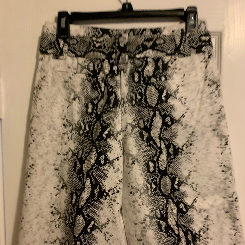 SOLD Gianni Bini Small Black/White Snake Print - Picture 6 of 7